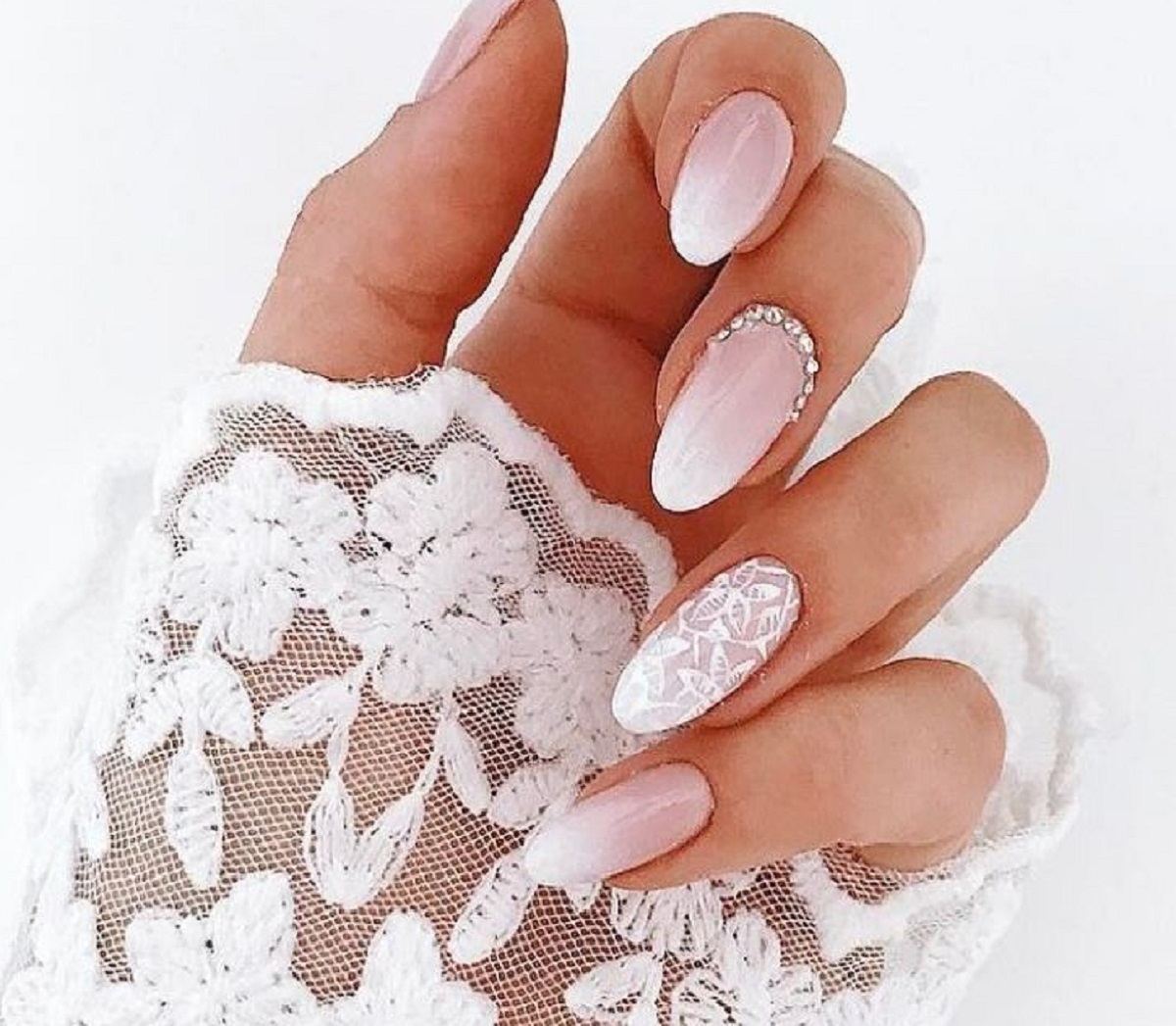 Красивые узоры на белых ногтях для невесты