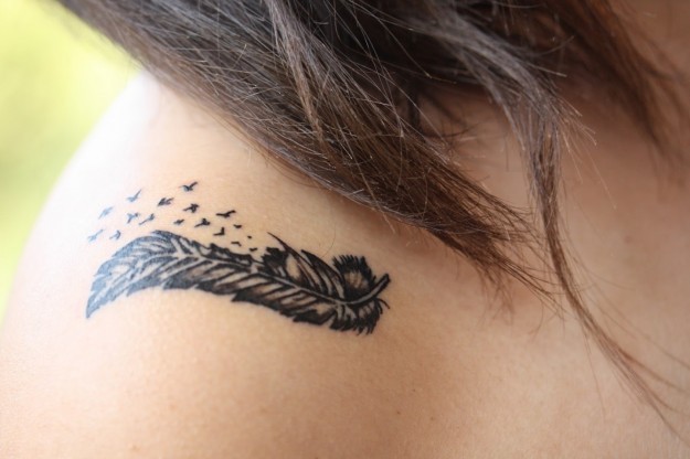 tattoo-feather-designs-with-birds-on-the-shoulder 