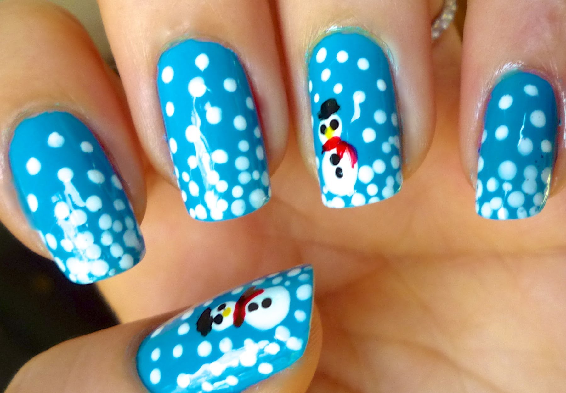 Nails decorated for Christmas with blue and snowmen (Photo: Disclosure)