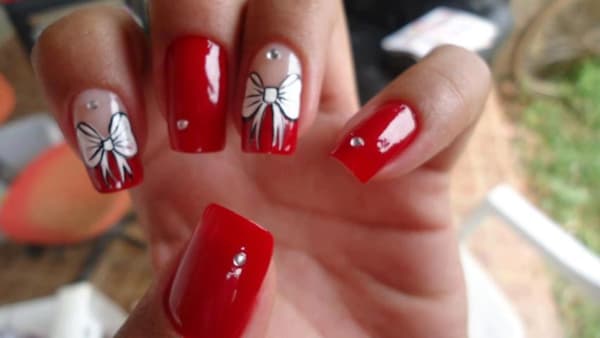 nail decorated for christmas with bow