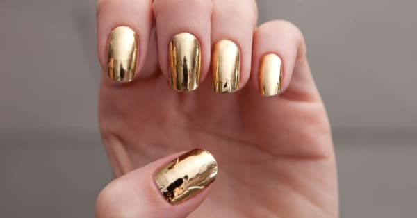 nails decorated for christmas in gold