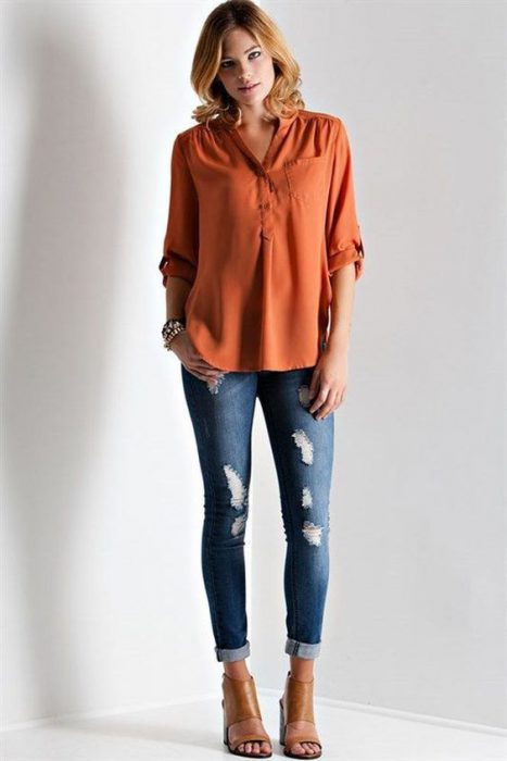 Terracotta blouse and chupin jeans