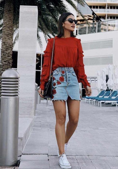 look informla jeans miniskirt and red blouse