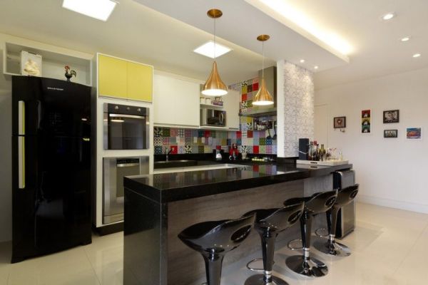 dark marble and chairs constituting the alcao of the kitchen
