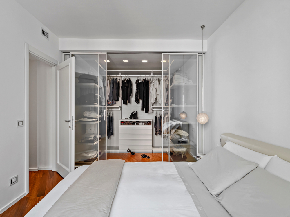 closet with tempered glass at the entrance inside the room