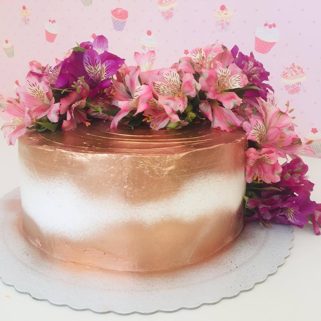 rosé gold cake with white