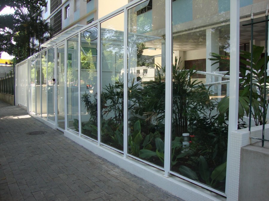 Glass wall with aluminum