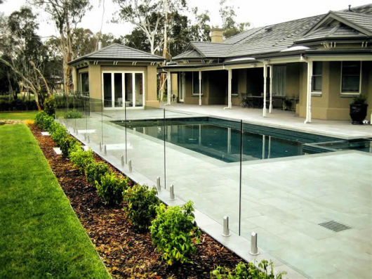 Glass wall for swimming pool