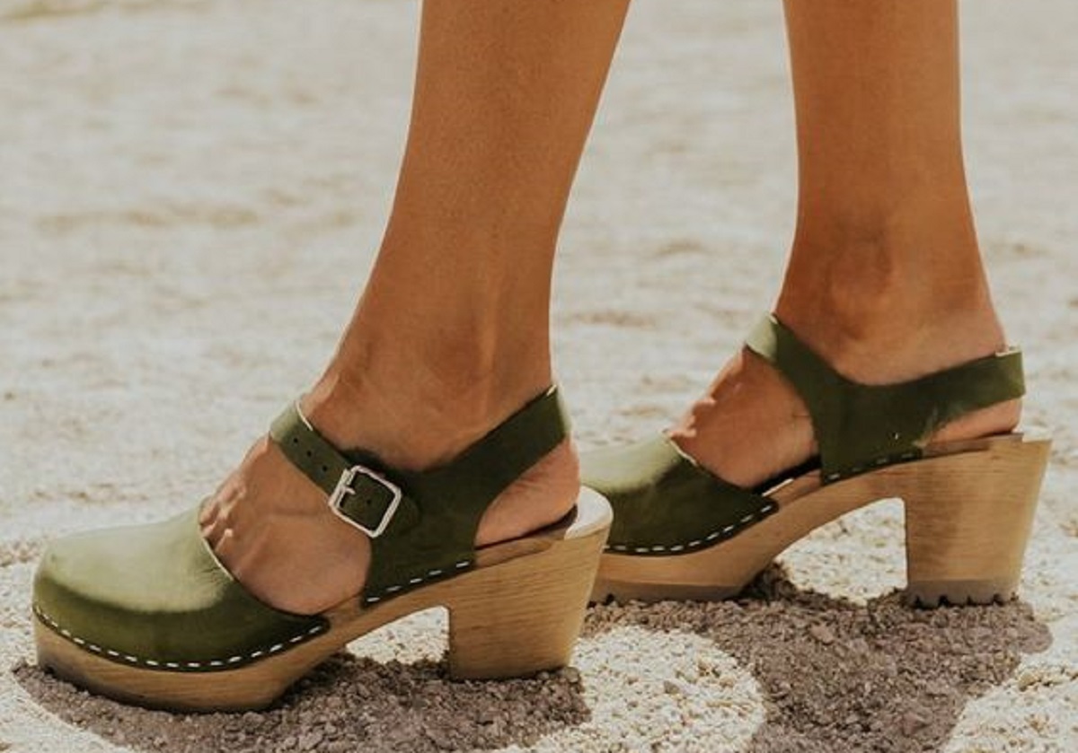 Wooden clogs the trend of the summer Trendy Queen Leading Magazine