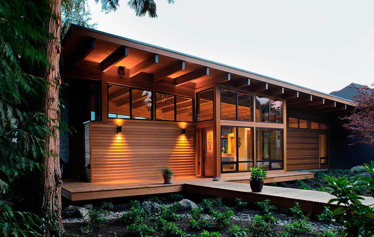 House entirely made of wood with, varnish finish and dark roof