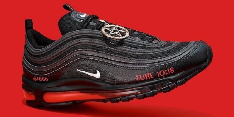 Satan Shoes, the fake Nike with satanic references have been withdrawn ...
