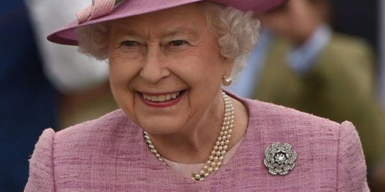 how-to-dine-with-queen-elizabeth-the-rules-to-follow-trendy-queen