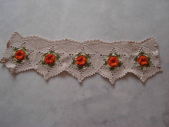 Crochet nozzles with red flowers