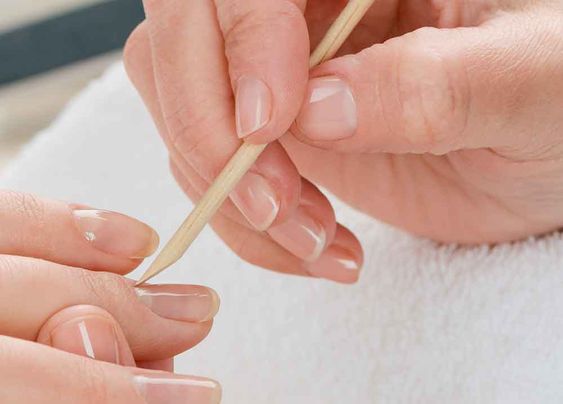 how to apply nail polish without smudging