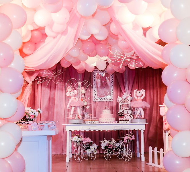 Ballerina-style balloons decoration