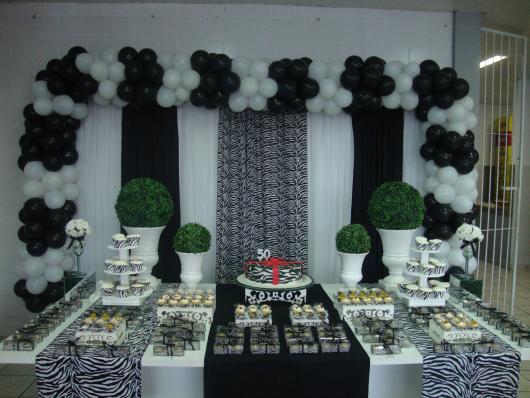 Decoration with white and black balloons as bow