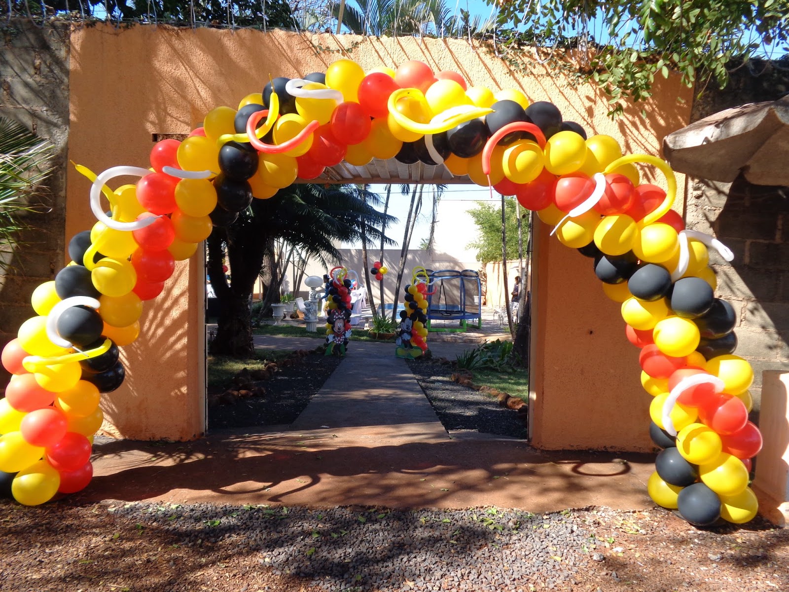 Decoration with long balloons in the arch