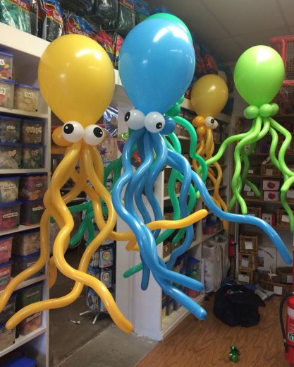 Decoration with long balloons