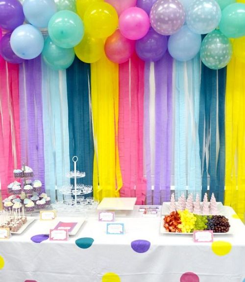 Decoration with balloons and crepe