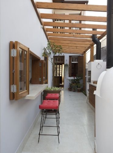 pergola narrow corridor