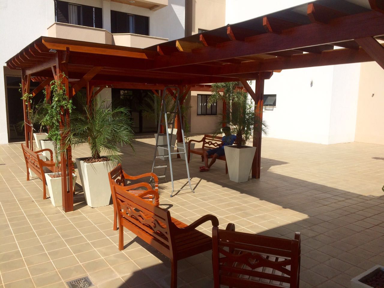 Pergola in large l