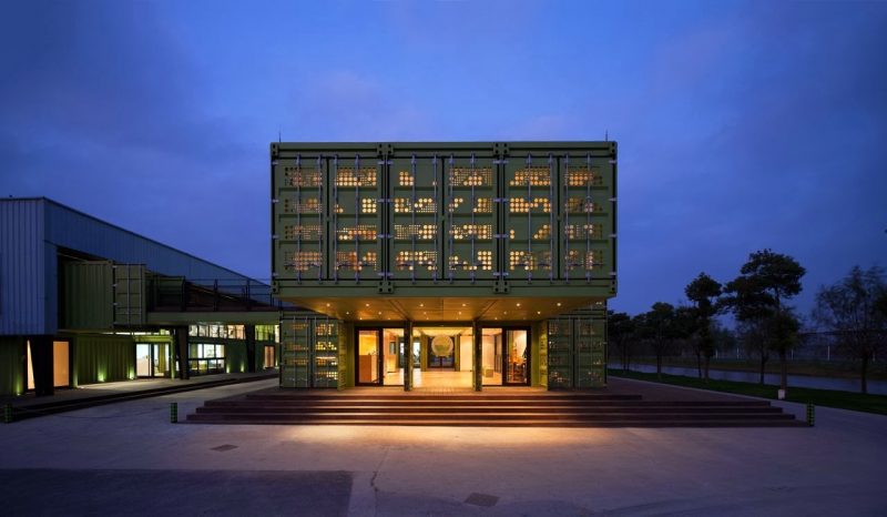 Building made of containers, an example of collective housing for container reuse