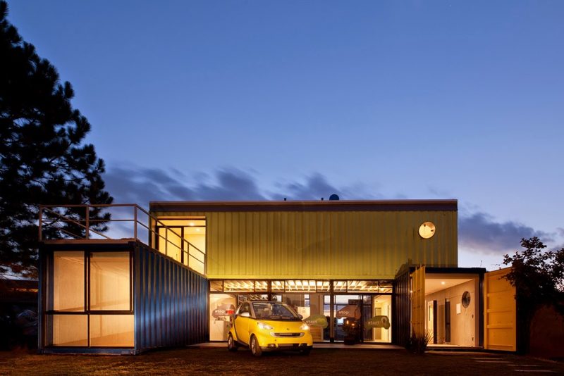 House with reuse of containers in Itajaí