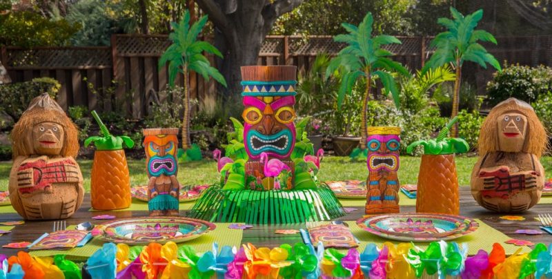 Decorated table for Hawaiian party