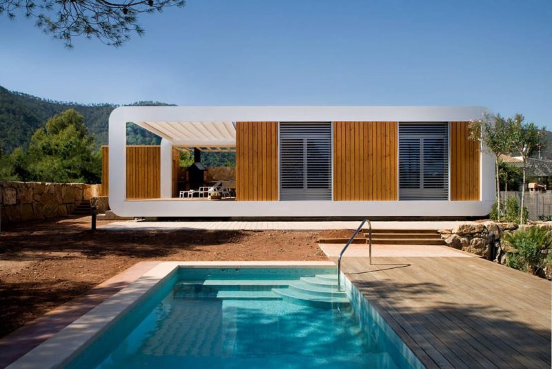 Facade of a beautiful house with a swimming pool