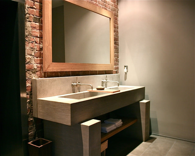 bathroom-with-mirror-on-the-wall