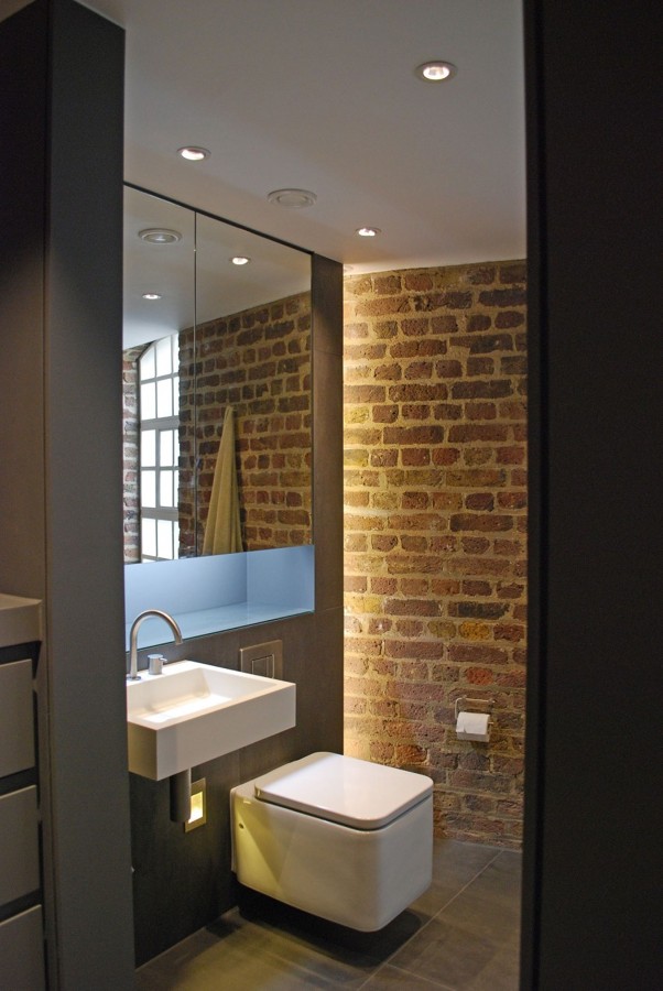 bathroom-with-light bricks