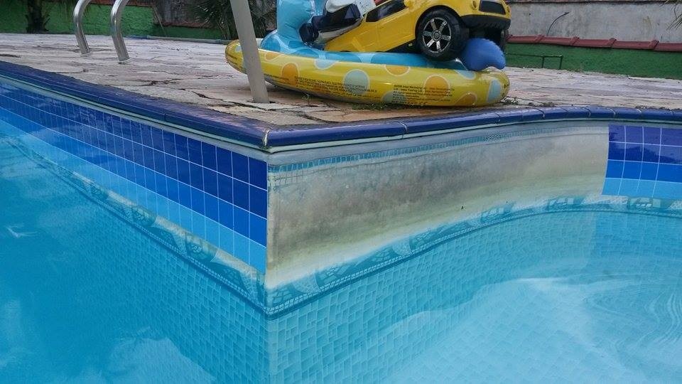 Vinyl cover and protection adhesive for the pool edge