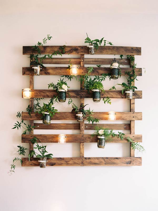 Illuminated pallet panel for plants