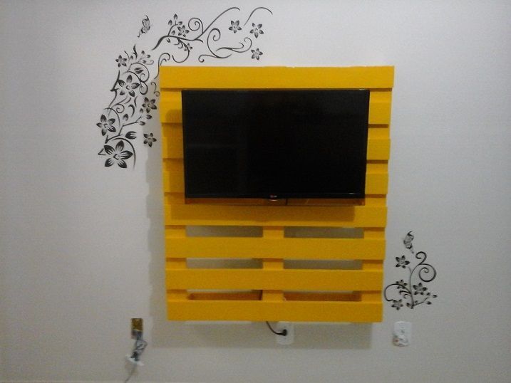 Yellow pallet panel