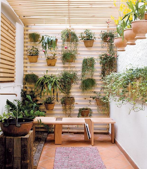 Winter garden with potted pallets
