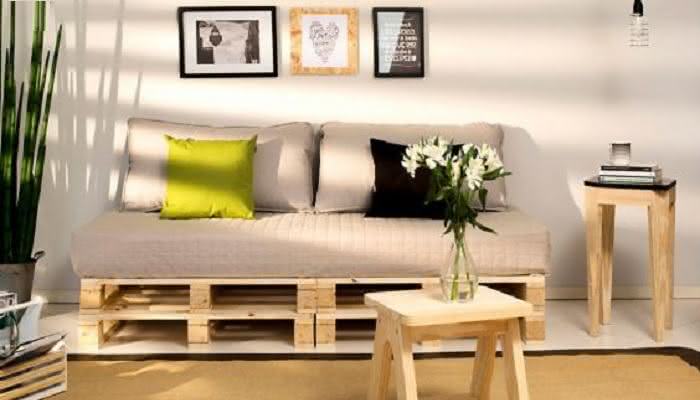 Pallet sofa for a room with plants