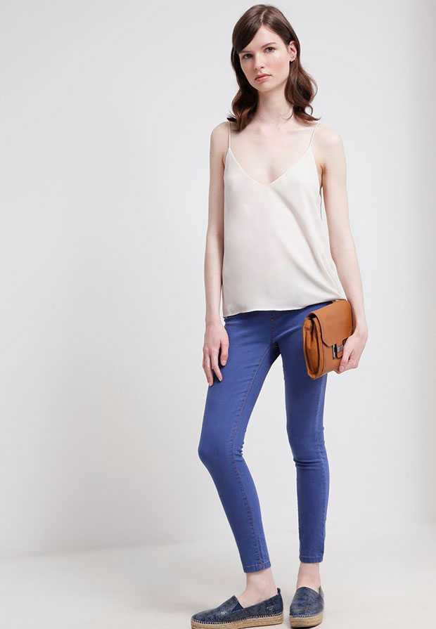 Jeggings with light tank top