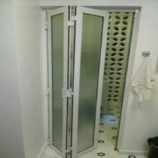 accordion entrance to the bathroom shower box